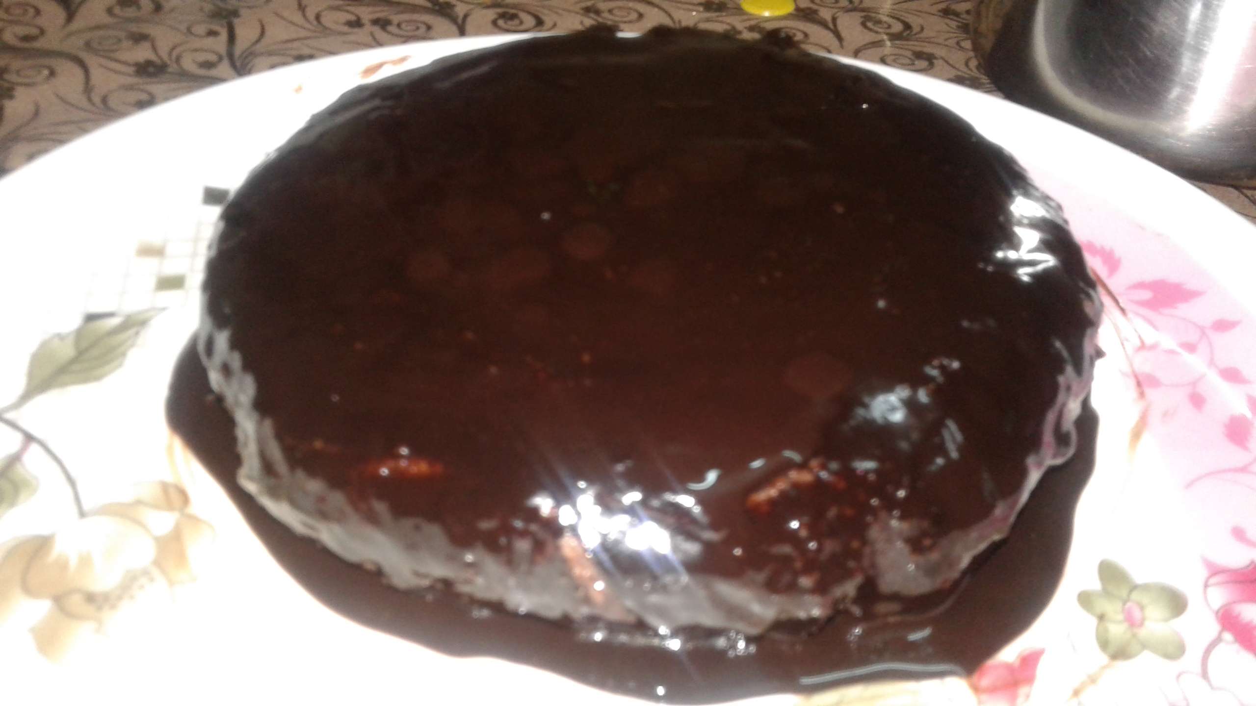 Smearing chocolate sauce over rava cake