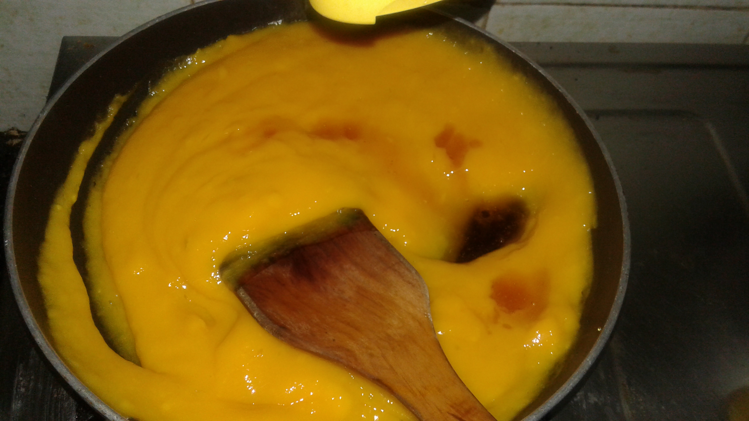 Adding honey instead of sugar for the sugar-free mango jam