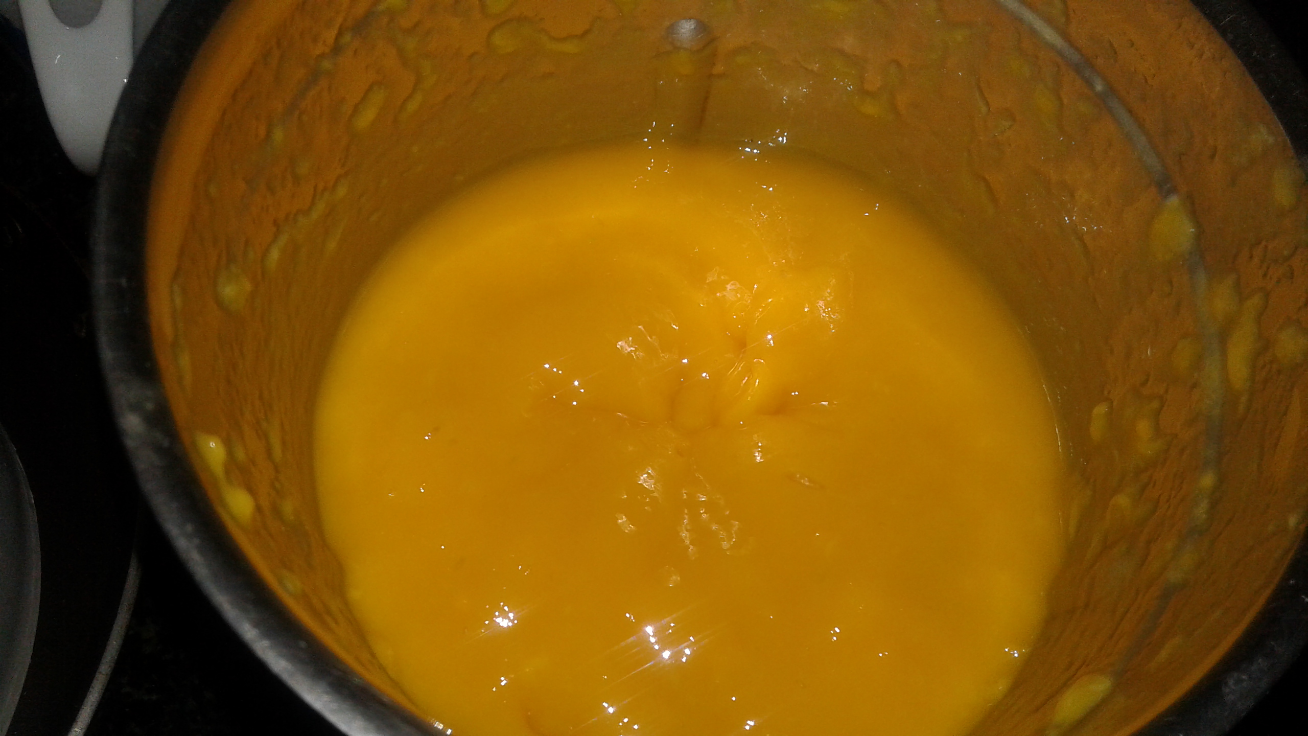 Blend mango pulp for making sugar-free mango jam