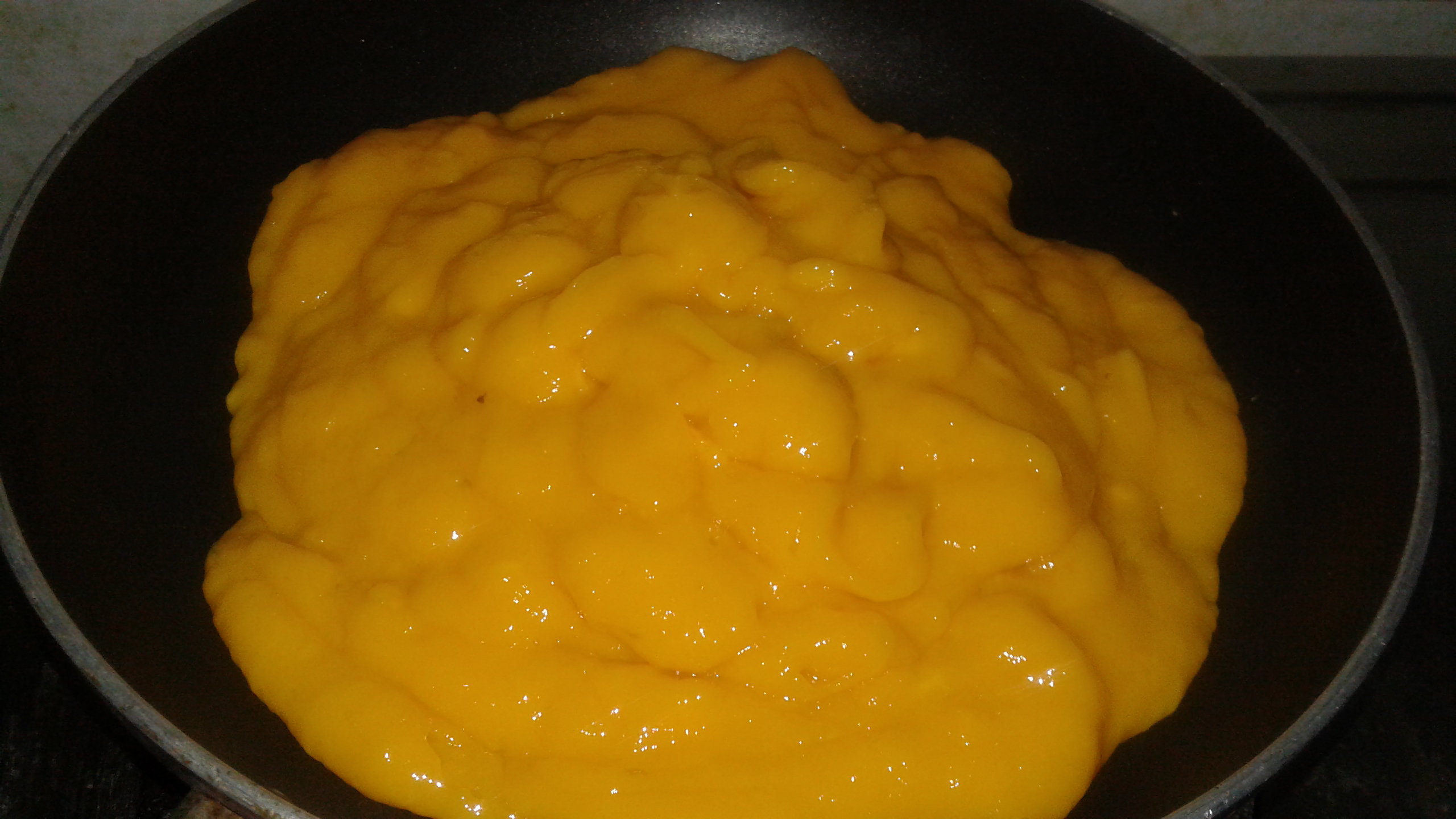 Heating mango pulp to make mango jam